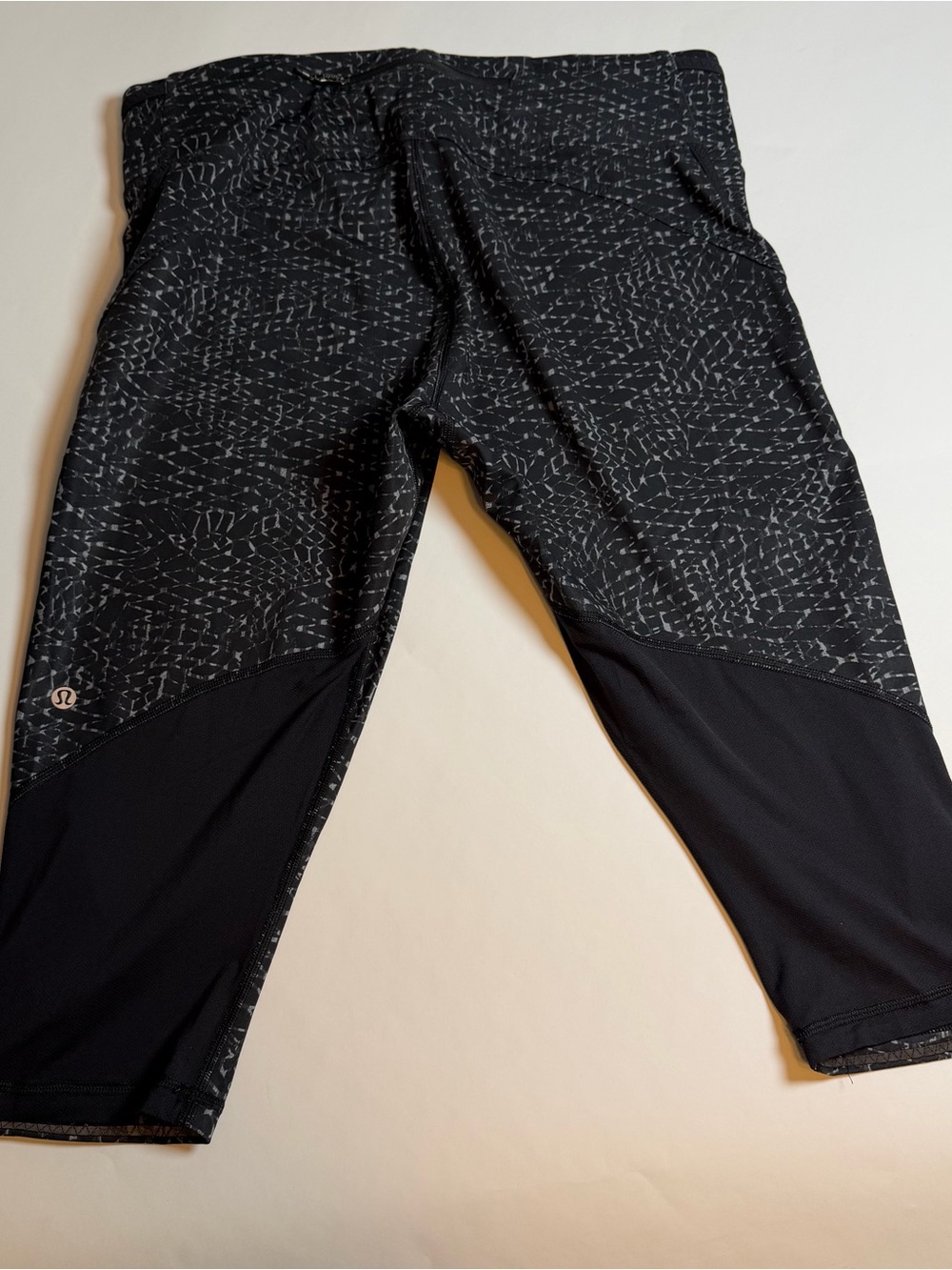 Lululemon 12 Women Cropped Capri Athletic Leggings Black Gray Yoga Sports Gym